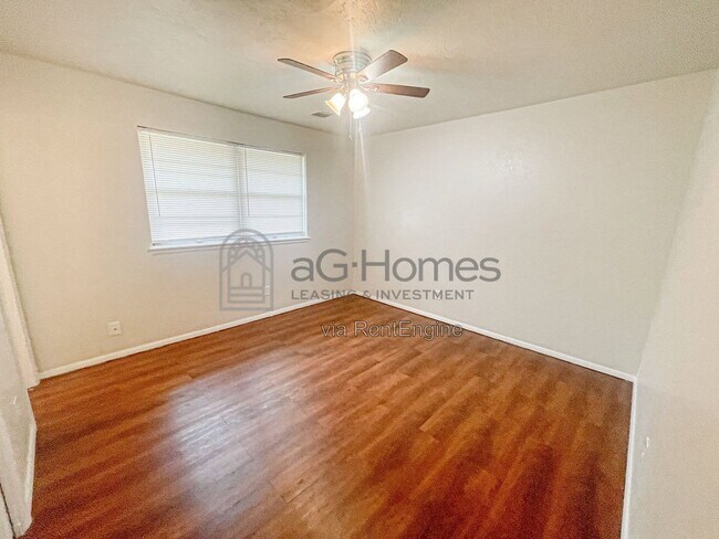 Building Photo - 3409 Overland Dr