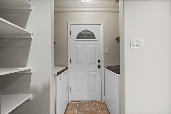 Building Photo - 404 Cavendish Dr