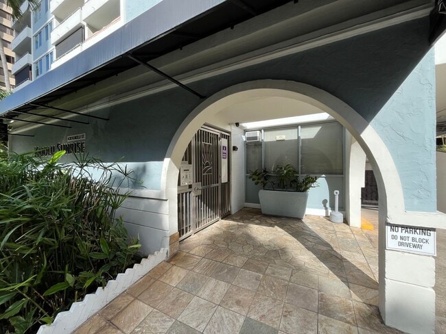 Building Photo - Spacious 2 Bed/2 Bath/2 Lanai Furnished Penthouse Unit at Kaiolu Sunrise