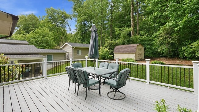Building Photo - Newly Renovated 5 Bedroom Home With Country Porch!