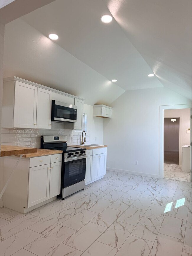 Building Photo - Cute 2 bedroom home in Prague!