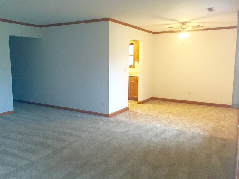 Building Photo - 1503 Blue Bonnet St