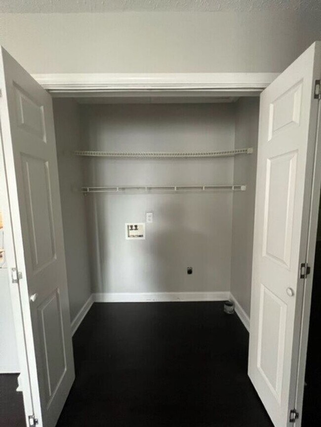 Building Photo - 2 Bed / 2 Bath Duplex near Cherrydale