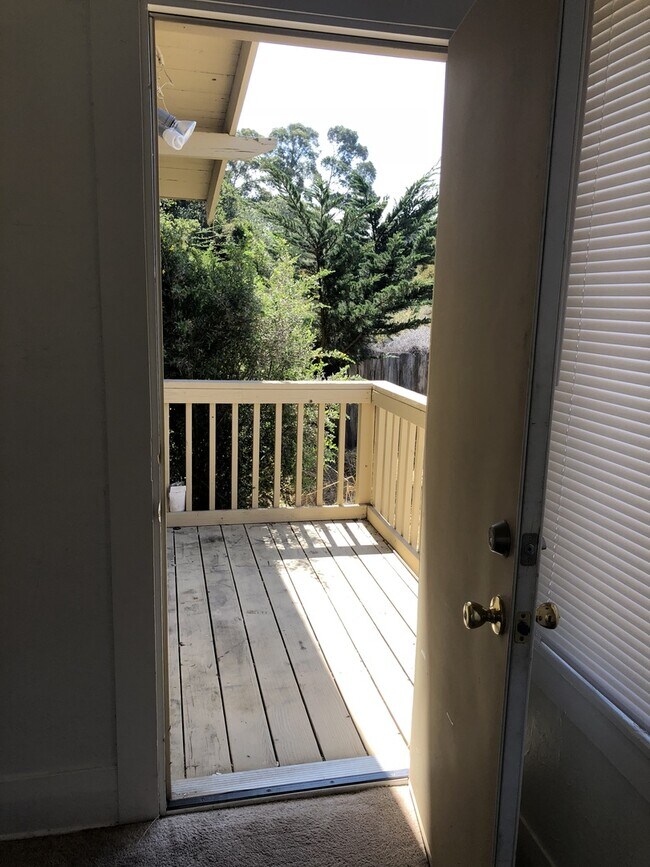 Building Photo - Three bedroom two bath house walking distance to MIIS. DLI and downtown Monterey