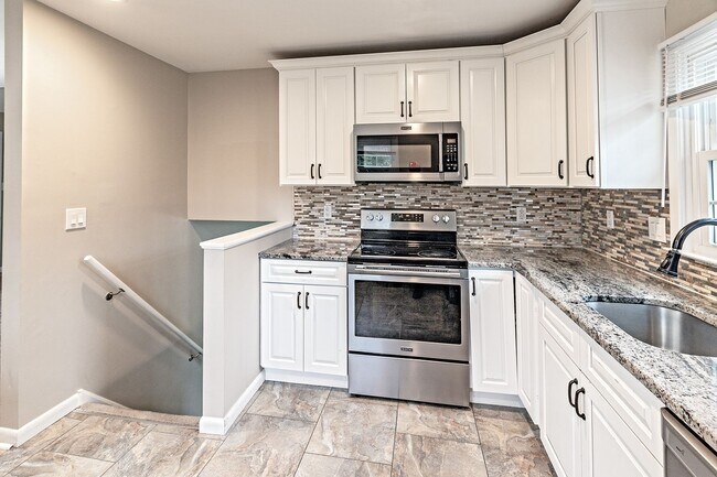 Building Photo - Hyde Park! 3 bedroom, 2.5 bathroom single family home