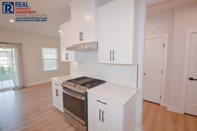 Building Photo - Amazing, modern and spacious home! 4 bd, 2...