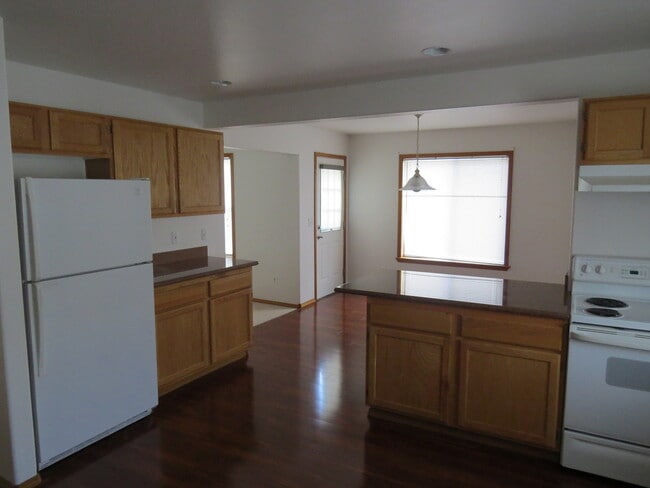 Building Photo - Beautiful 3 Bedroom, 2.5 Bathroom Home on ...