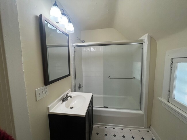 Building Photo - 2 BR/bonus room 1 bath home in West Sevent...