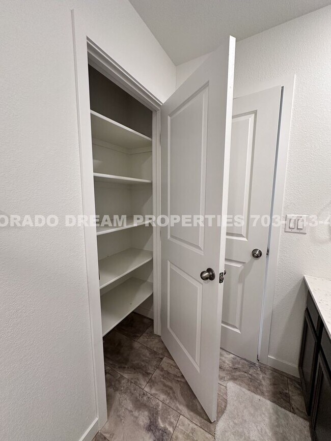 Building Photo - Luxurious fully-furnished home in Dove Vil...