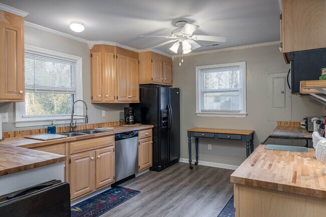 Building Photo - Charming 2-Bedroom Picturesque Furnished H...