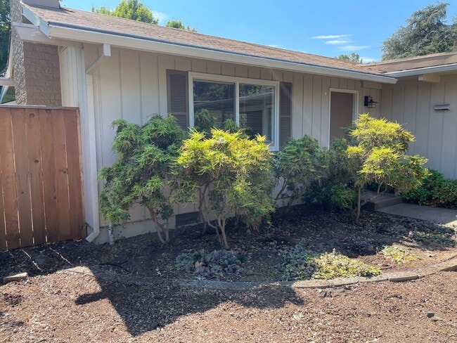 Building Photo - East Medford 3 Bedroom 2 Bathroom