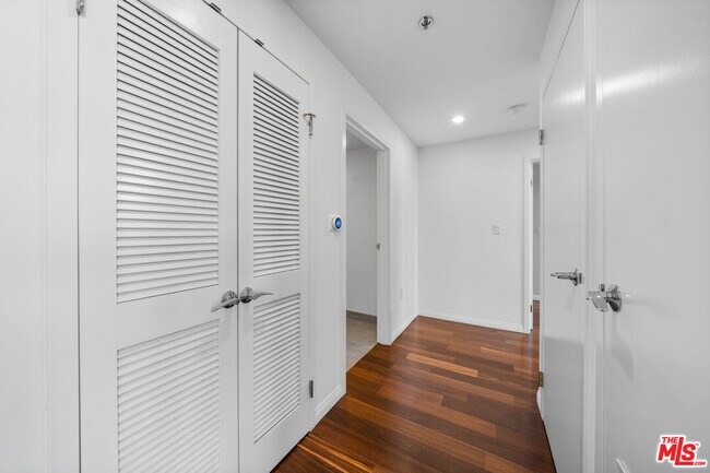 Building Photo - 3785 Wilshire Blvd