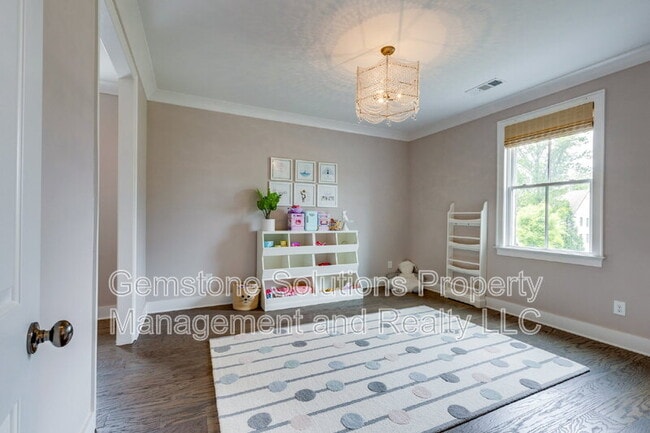 Building Photo - 1806 Burland Cres