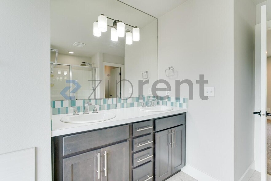 Building Photo - Unit
