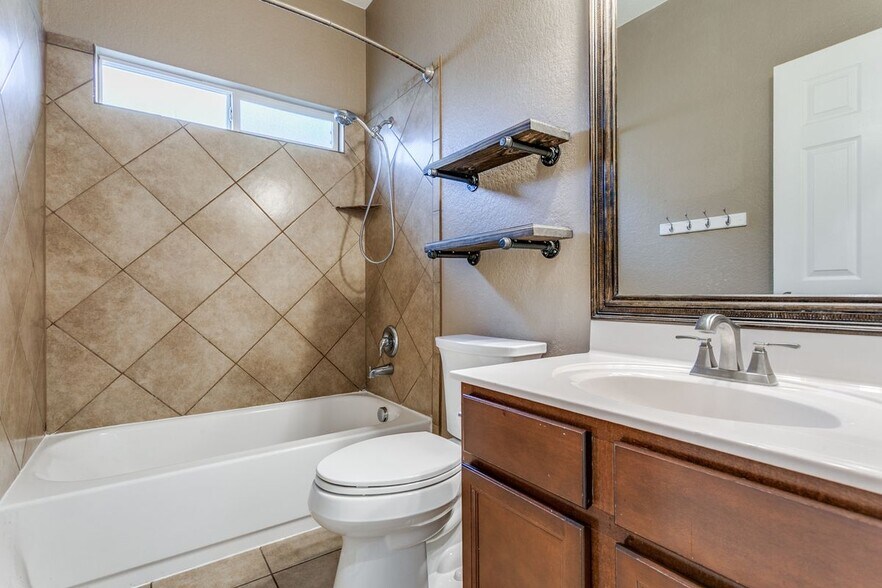 Building Photo - 705 Hightrail