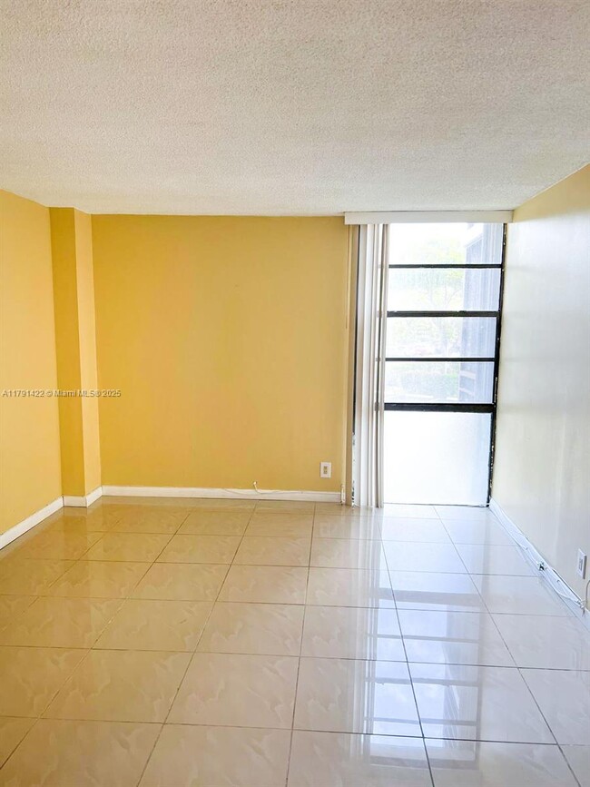Building Photo - 20400 W Country Club Dr