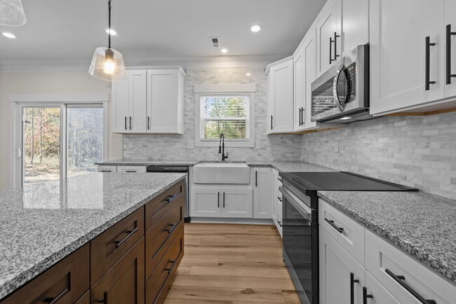 Building Photo - Stunning New Build!