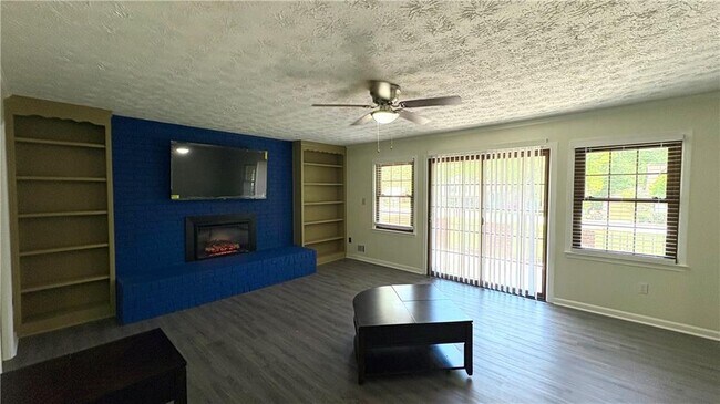 Building Photo - 2421 Fieldstone Dr SE