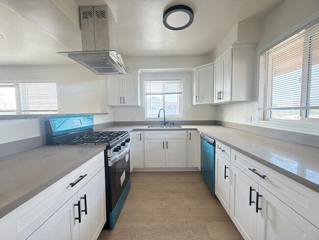 Building Photo - 2400 Del Mar Ave