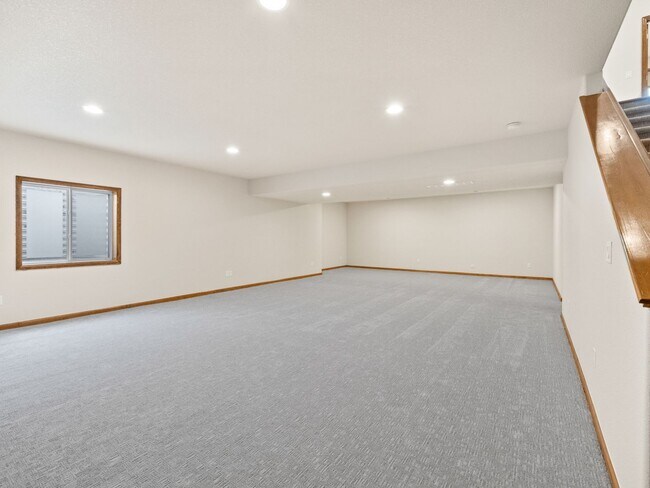 Building Photo - Exceptionally Spacious in the Pointe!