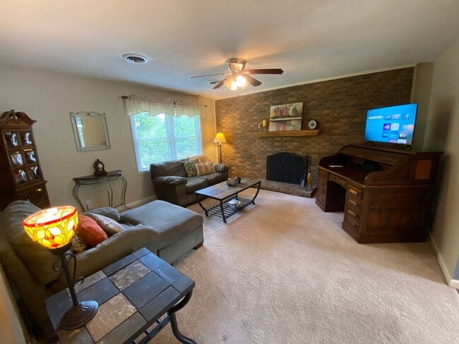 Building Photo - Lovelaceville Road