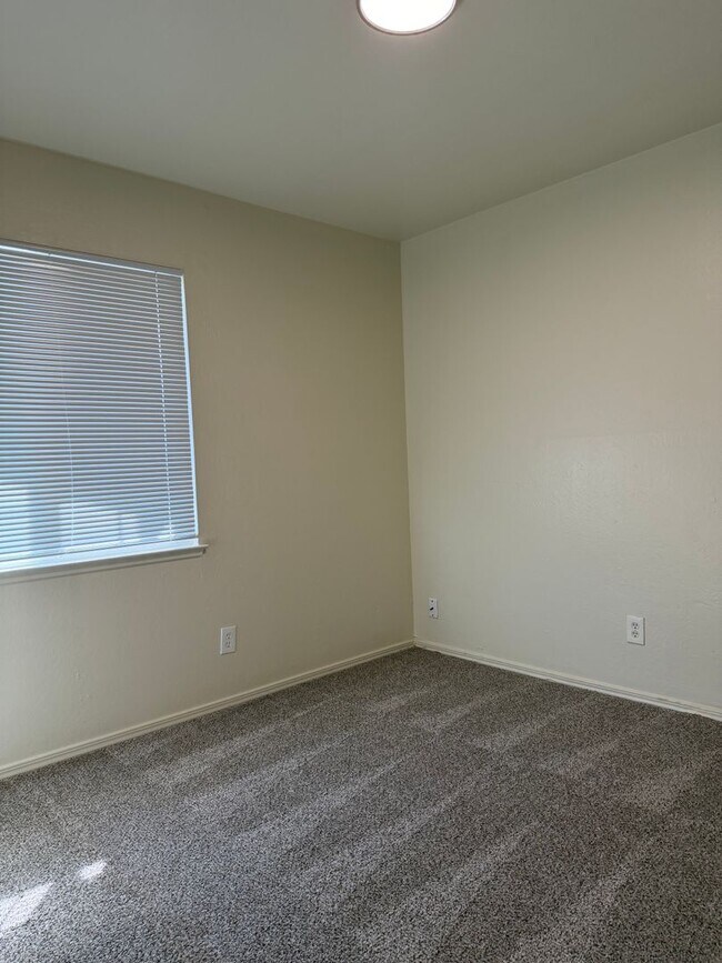 Building Photo - 7109 Thomas Dr