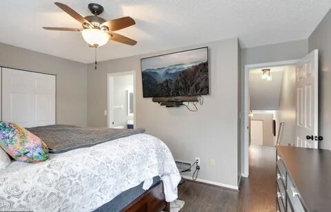 Building Photo - Chic Urban Living: Spacious 2-Bed Townhouse with Fireplace & Hardwood Floors on Kenwood Isles Drive!