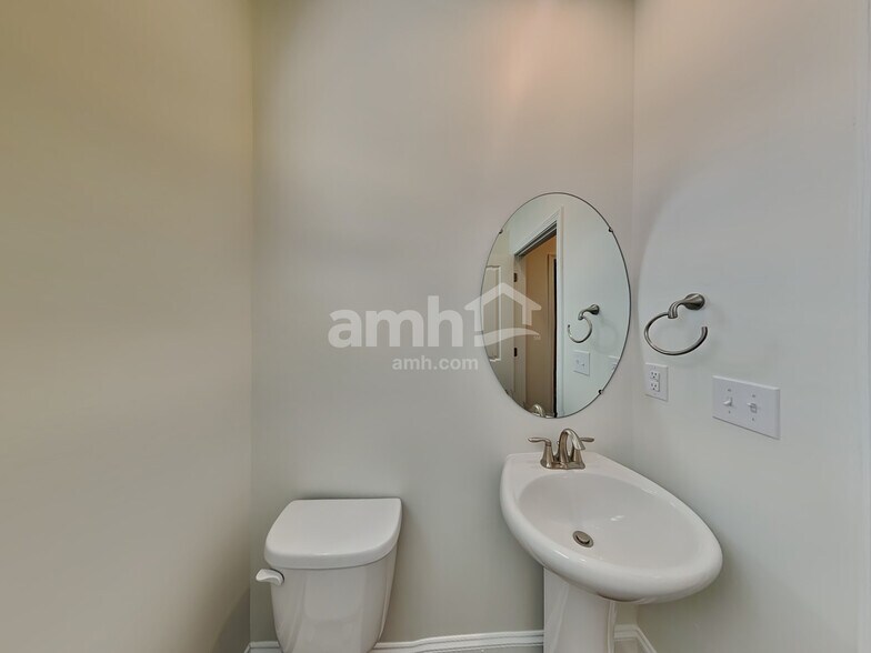 Building Photo - 546 Rivermist Dr
