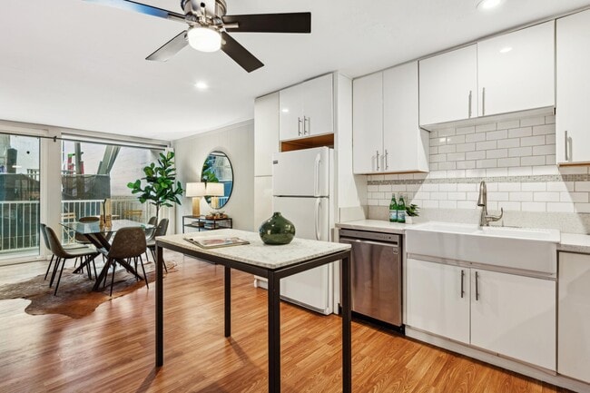 Building Photo - 1425 Lakeside Dr