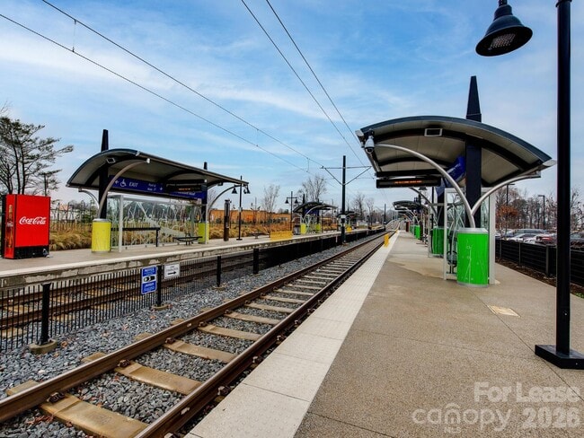 Building Photo - 514 W 10th St