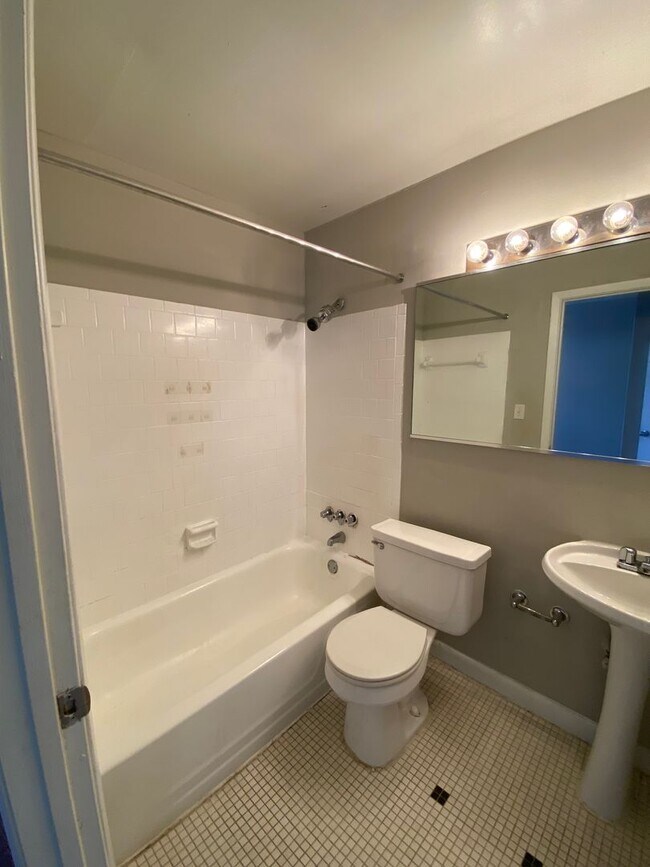 Building Photo - Corner One Bedroom In Poncey-Highland