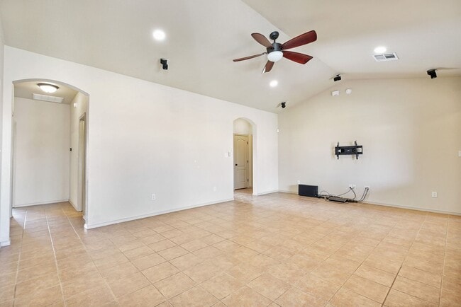 Building Photo - Spacious 4 Bedroom 2 Bath House near Restaurants