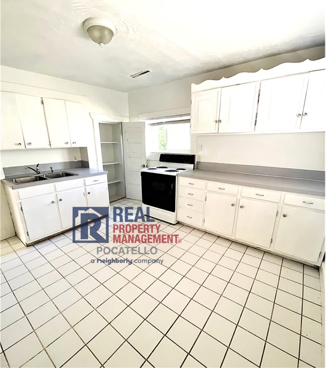 Building Photo - 3 bedroom 1 bath home - Dogs negotiable with additional fees