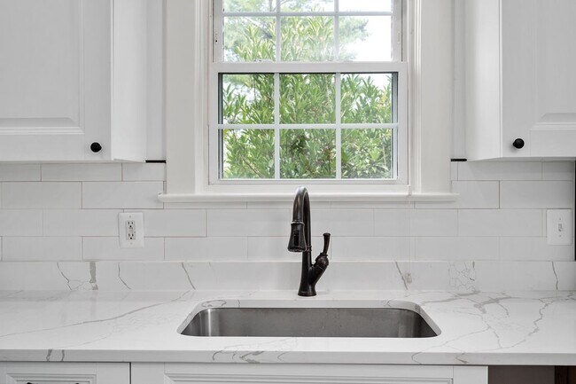 Building Photo - 819 Weedon St