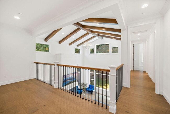 Building Photo - 4bd/4.75ba Bellevue House
