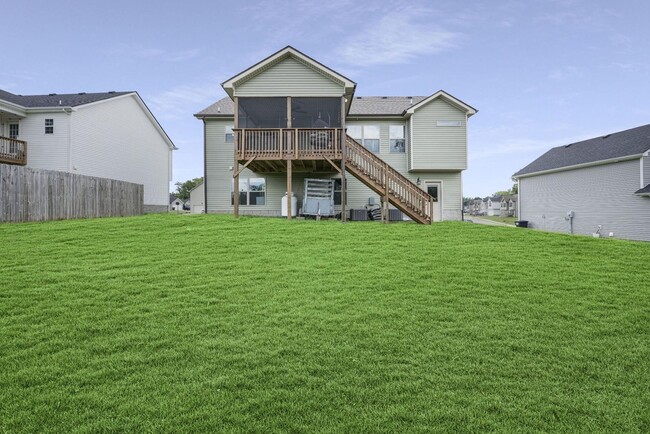 Building Photo - Large 3 Bedroom 2 1/2 Bath Pet Friendly Ho...