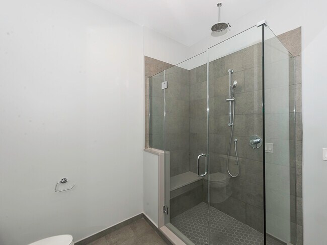 Building Photo - 520 N Western Ave