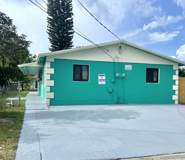 Building Photo - 156 W 14th St