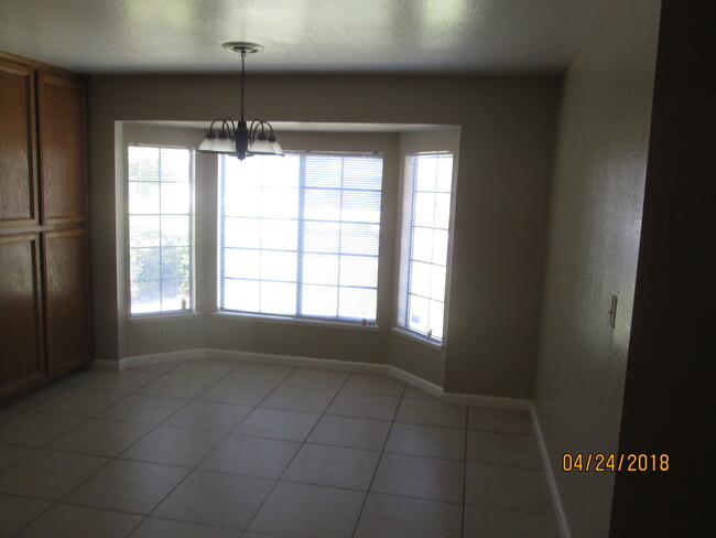 Building Photo - Roseville Single Story, 3 Bed 3 Car Garage...