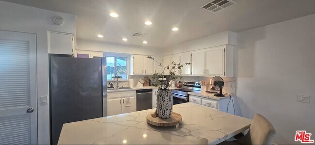 Building Photo - 76983 California Dr