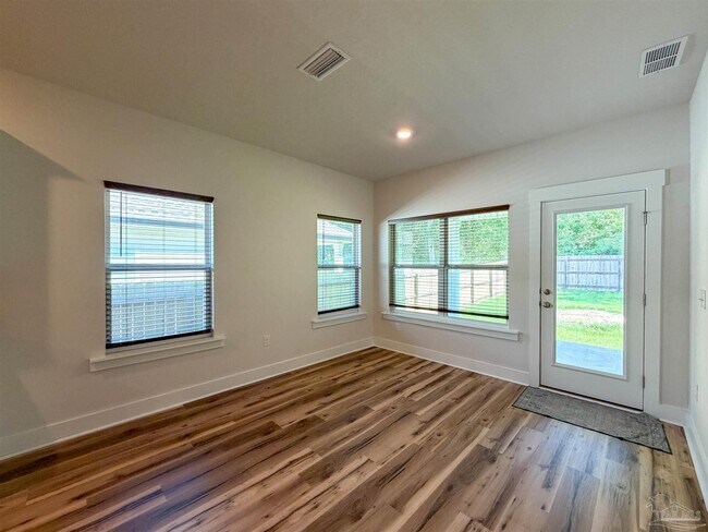 Building Photo - 220 Camellia Dr