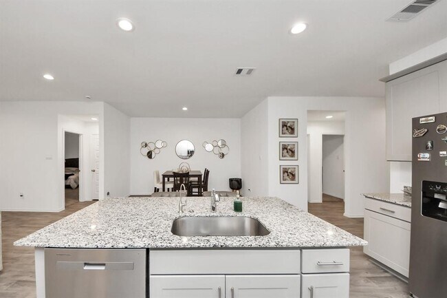 Building Photo - 1302 Redbud Ln