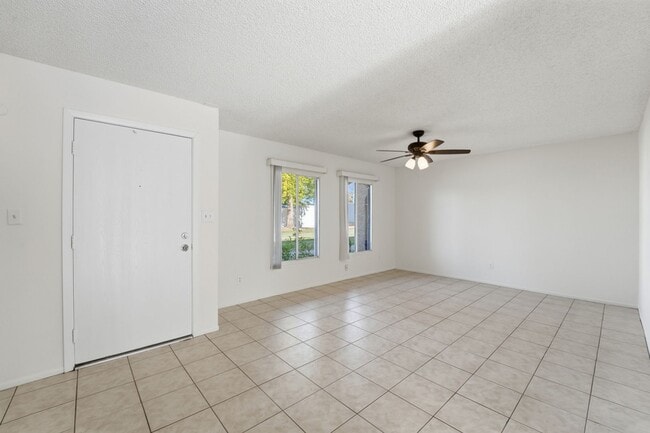 Building Photo - Beautiful 3-Bedroom Townhome in Northern Manor West