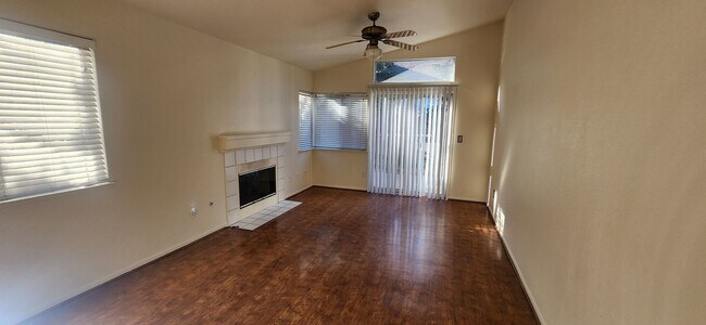 Building Photo - 3 Bedroom Elk Grove Home