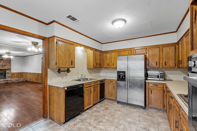 Building Photo - Check Out this 3 bed 2 bath!!