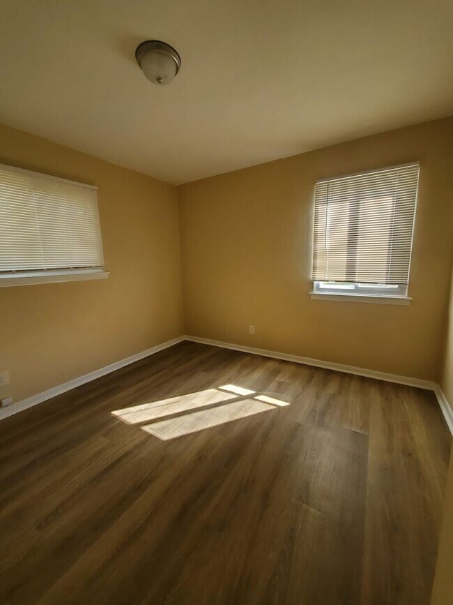 Building Photo - Absolutely Adorable two bedroom is move in...