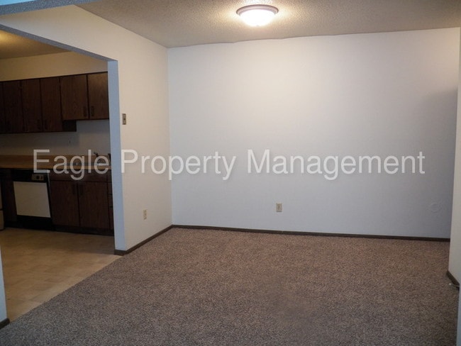 Building Photo - Hiawatha Large 2 Bedroom Heat/Water Paid!!