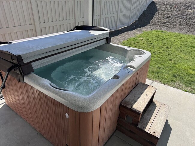 Building Photo - 16730 Suffolk Ave