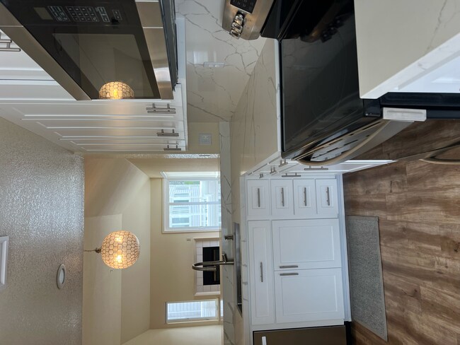 Building Photo - 425 Mountain View Dr