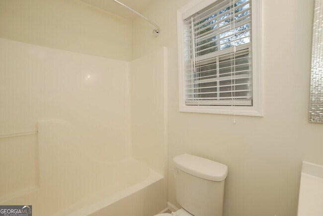 Building Photo - 757 Newport Dr